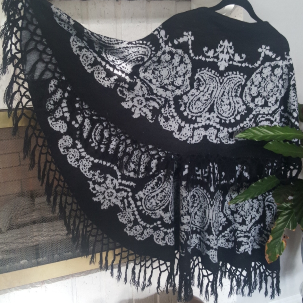 Poncho - Picture 4 of 5